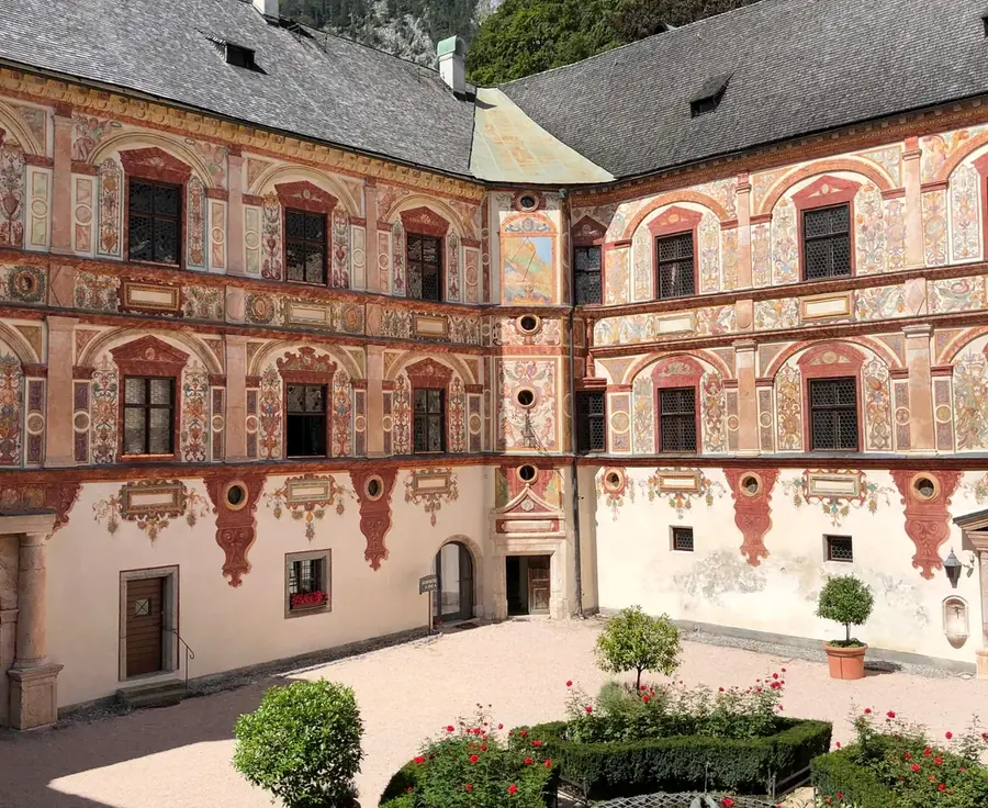Heller Innenhof eines historischen Gebäudes in Tirol